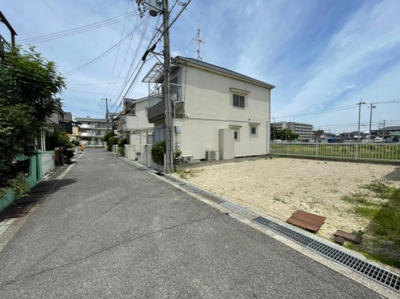 【前面道路含む現地写真】 | 条東小・建築条件なし更地・南西向き・土地22坪・和泉市葛の葉町3丁目 | 前面道路含む現地写真です