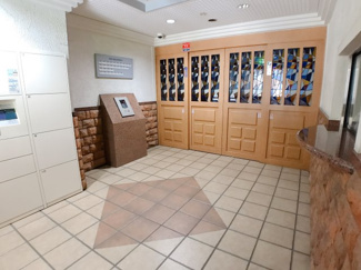 【エントランス】 | スタンドガラスが素敵なエントランス。オートロックで安心です♪