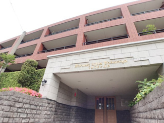 【外観】 | 閑静な住宅地に佇む、高級感溢れる雰囲気のマンション。ゆっくりと時が流れるこちらで、新しい生活をスタートさせませんか？