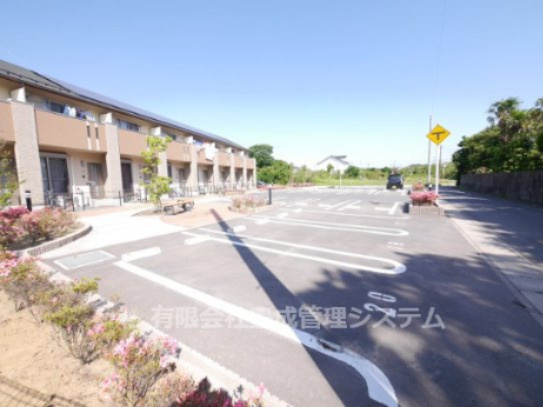 クリザンテーモⅡの駐車場|車をお持ちの方に嬉しい駐車場付きの物件です