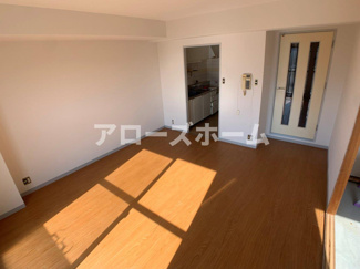 【居間・リビング】 | 室内写真はリフォーム中の写真となります