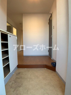 【玄関】 | 室内写真はリフォーム中の写真となります