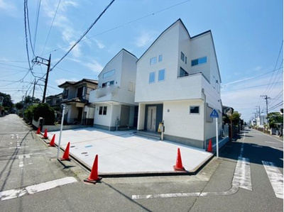 【外観】 | ☆東南角地／駅徒歩８分☆陽当たり良好！藤沢市亀井野新築戸建 | 陽当りの良い現地は風通しも良く明るく過ごせます(^_-)-☆車も車種により2台置きが出来そうです！