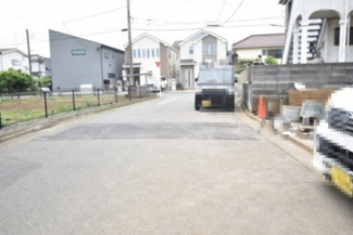 【前面道路含む現地写真】 | 前面道路公道6メートルあります。運転が苦手な奥様でも楽々駐車可能です。