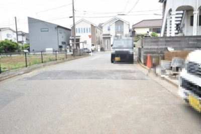 【前面道路含む現地写真】 | 東大和立野2丁目　Ｃ号棟 | 前面道路公道6メートルあります。運転が苦手な奥様でも楽々駐車可能です。