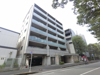 【外観】 | 総戸数４９戸、２００４年７月築、管理人は日勤勤務につき管理体制良好です♪