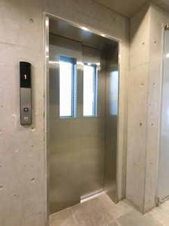 【その他共用部分】 | お買い物時やベビーカーの出し入れに便利なエレベーター付です。
