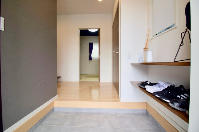 足利市助戸新山町の中古一戸建の玄関|オープンな玄関は収納スペースも十分です。