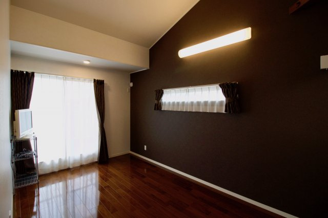 足利市助戸新山町の中古一戸建の洋室|奥にはWICもありゆったりとした7.5帖の主寝室、天井が高くなっているのも広く見せる工夫がありますね。