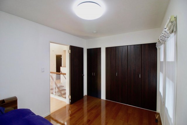 足利市助戸新山町の中古一戸建の洋室|6帖の洋室にもしっかりと収納できるクローゼットがあります。