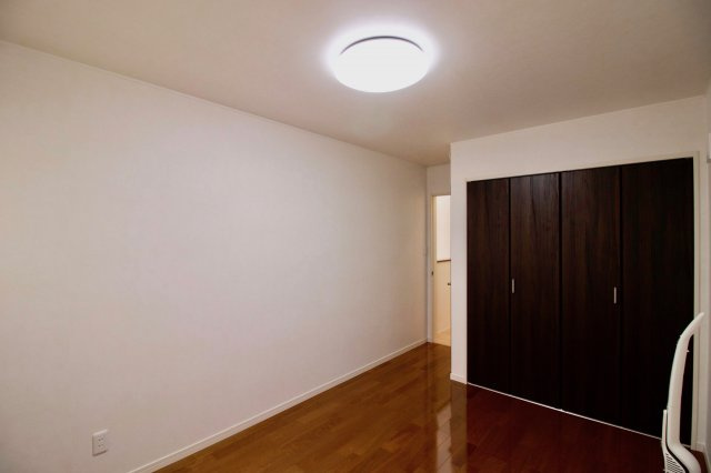 足利市助戸新山町の中古一戸建の洋室|6.5帖の洋室にもしっかりと収納できるクローゼットがあります。