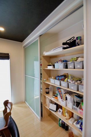 足利市助戸新山町の中古一戸建の収納|ダイニングにはスライド式のたっぷり収納棚があります。来客の際など隠したい時には扉を閉めれば見せない工夫が…注文住宅ならではの良さが出ています。