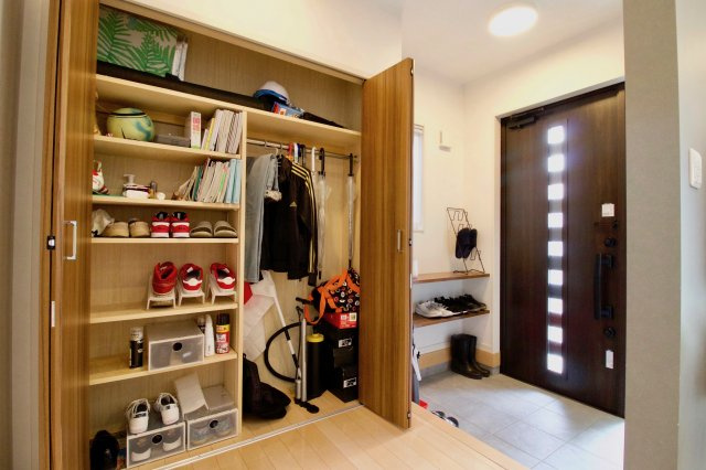 足利市助戸新山町の中古一戸建の収納|玄関入ってすぐに大きめの収納スペース。靴や大きめのブーツ、掃除機や上着など様々な物を収納できるのでとても便利です。