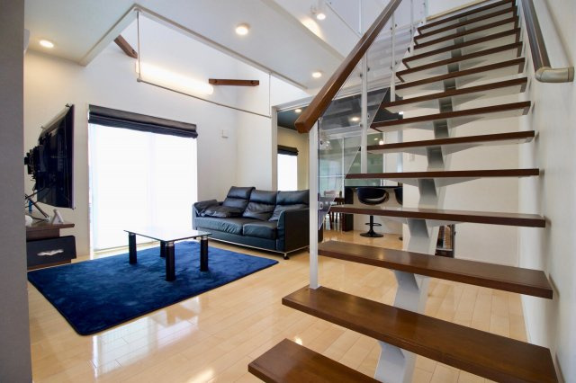 足利市助戸新山町の中古一戸建の居間・リビング|見どころ満載のリビングは吹き抜け、そしてリビング階段もあり明るく開放的な印象です。