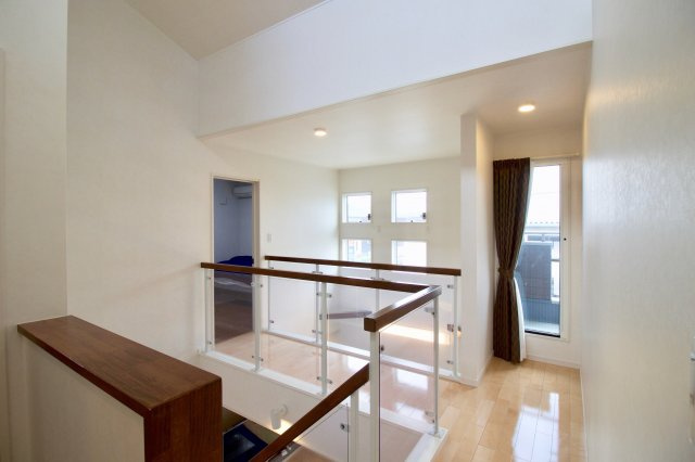 足利市助戸新山町の中古一戸建のその他|2階の踊り場になります。吹き抜け部分の窓が良いアクセントになっているのと照明なしでも明るい印象です。
