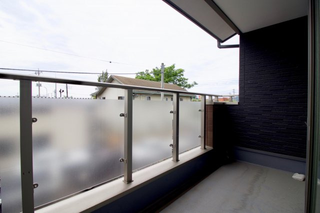 足利市助戸新山町の中古一戸建のバルコニー|ご家族全員分の洗濯物が干せる広めのバルコニー。