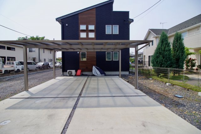 足利市助戸新山町の中古一戸建の駐車場|スタイリッシュなカーポート付きです。ゆったり2台分で雨の日はとても便利です。