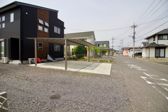 足利市助戸新山町の中古一戸建の前面道路含む現地写真|前面道路は広く、毎日の車の出し入れも楽チンです。