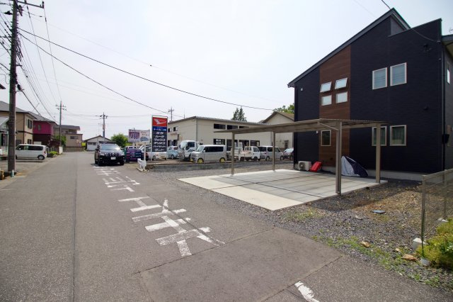 足利市助戸新山町の中古一戸建の前面道路含む現地写真|前面道路は広く、毎日の車の出し入れも楽チンです。