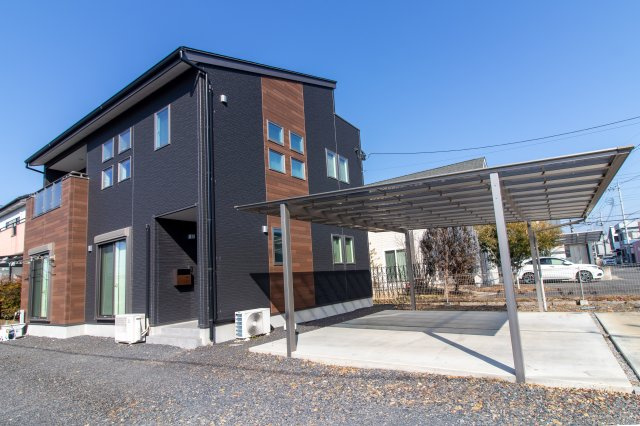 足利市助戸新山町の中古一戸建の外観|外壁はベースは黒でアクセントにウッド調が入っておりスタイリッシュな印象。敷地面積が82坪と広くゆとりがあります。