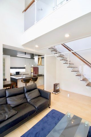 足利市助戸新山町の中古一戸建の居間・リビング|リビング階段はお子さんが帰宅時にも顔を合わせる必要があり、会話が弾みますね。