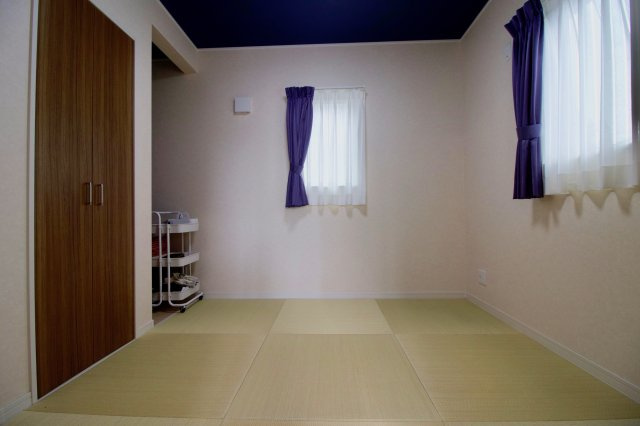 足利市助戸新山町の中古一戸建の和室|リビング隣には和室があります。洗濯物をたたむ時や、お子さんが小さなご家庭にはあると嬉しいスペースですね。