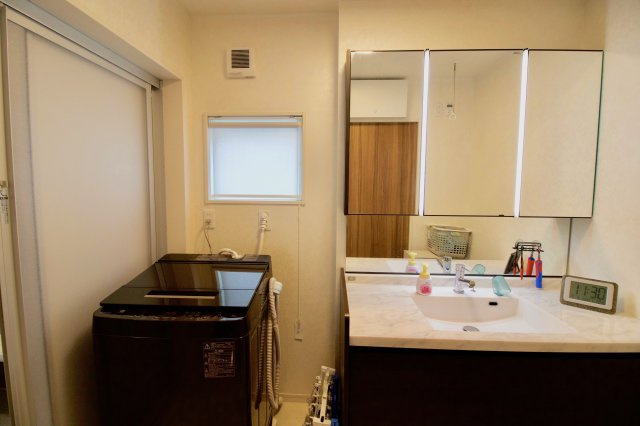 足利市助戸新山町の中古一戸建の洗面所|広めの洗面台は三面鏡です。デザインも家の雰囲気に合わせて大理石調でスタイリッシュに。