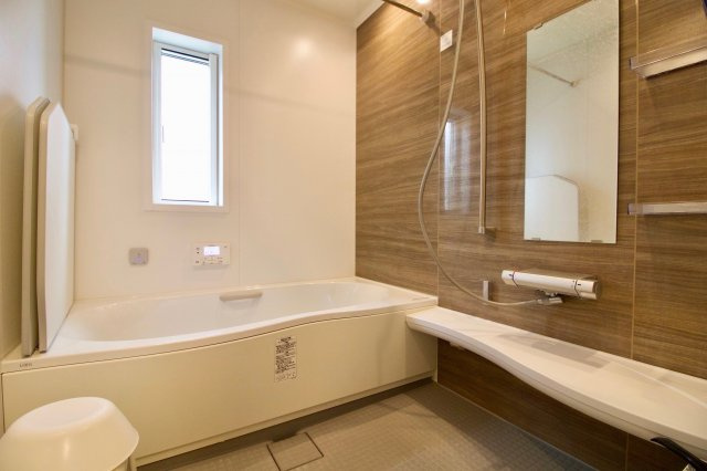 足利市助戸新山町の中古一戸建の浴室|毎日の疲れを癒すお風呂は広く、お子さんと一緒に入浴しても余裕があります。