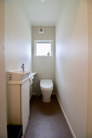 足利市助戸新山町の中古一戸建のトイレ|タンクレストイレに手洗い場と普通のトイレではなく、ここにもこだわりが詰まっていますね。