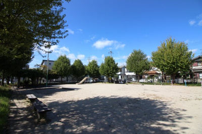 【周辺】 | 伏見区羽束師菱川町　新築戸建 | 【菱川児童公園】50ｍ先にあるけっこう広い児童公園です。他にも徒歩圏内に点在しているので、お子様がいらっしゃるご家庭は安心ですね。