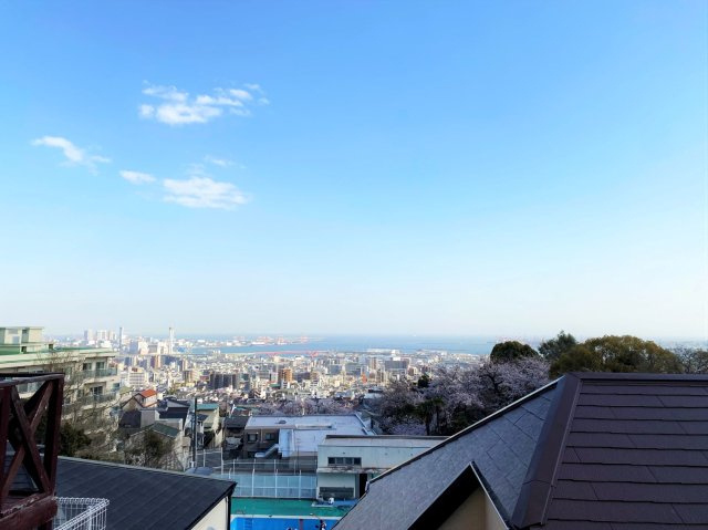 箕岡通4丁目 6・7号地 売土地の展望|視界いっぱいに広がる、神戸の街並みと青い空
夜には、きらめく光の海が眼下に広がります