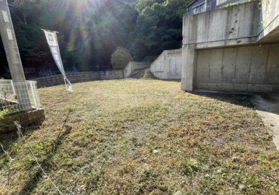 箕岡通4丁目 6・7号地 売土地の外観|都会の喧騒から離れた静かな環境
摩耶山の豊かな緑が、季節の移ろいを教えてくれるでしょう