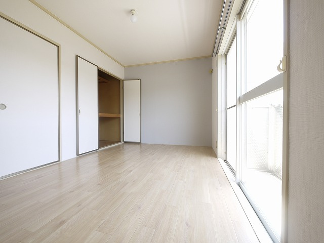 ヴィラージュ堀川Dの洋室