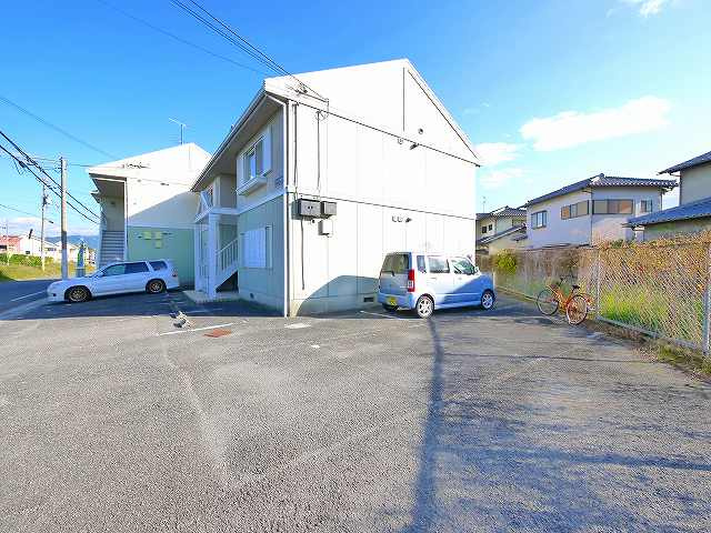 ヴィラージュ堀川Dの駐車場