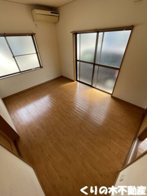 【居間・リビング】 | 大誠ハイツ北高下Ⅰ | こちらのリビングで趣味の時間をお楽しみください