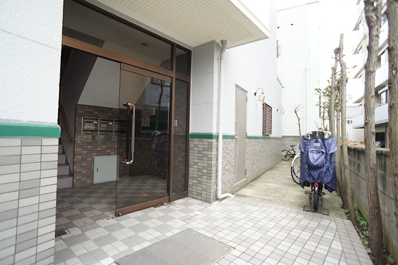 スリーベルズのエントランス|自転車置けます！
