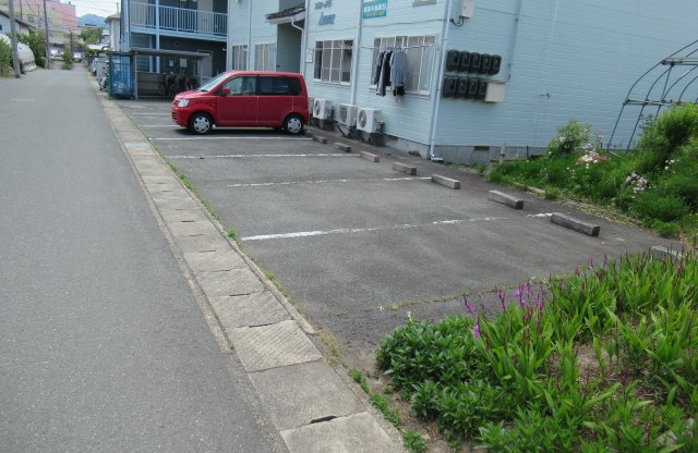 フラワーメイトAnnexの駐車場