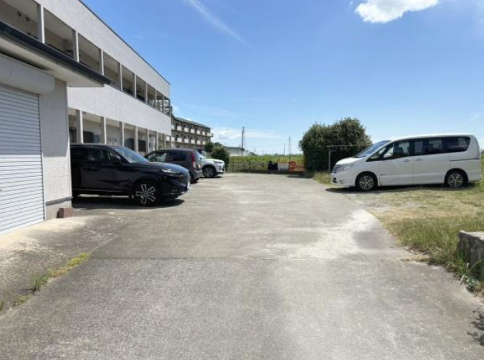 ワイエスコーポの駐車場|敷地内に駐車場がございます