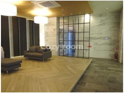 【ロビー】 | DIMUS新大阪 | 広くて落ち着いた雰囲気のロビーです