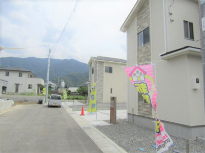 【周辺】 | ブルーミングガーデン　市川三郷町上野1号棟 | 前面道路含む現地写真です