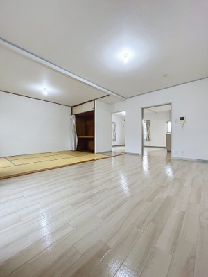 【居間・リビング】 | 宮前平アベリア3号棟 | ★24.5帖の大空間LDK！南向き3面採光で日当たり良好★