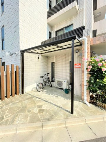 「防音マンション」ラシクラスGNコート練馬の駐車場|屋根付き駐輪場