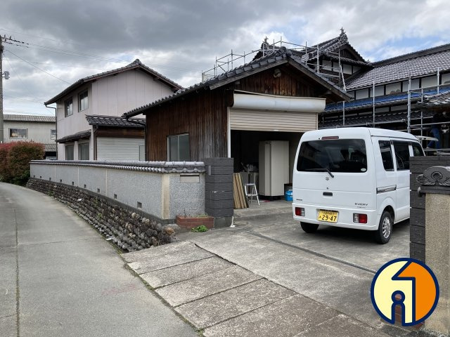 津江倉庫の外観|外観です
手前の車庫と奥の倉庫がセット