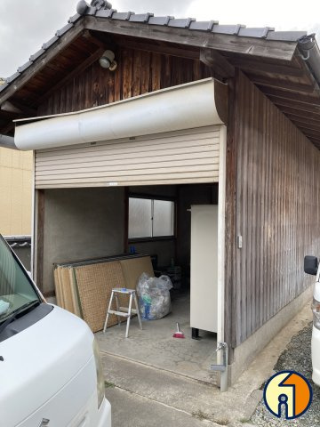 津江倉庫の外観|手前の車庫
