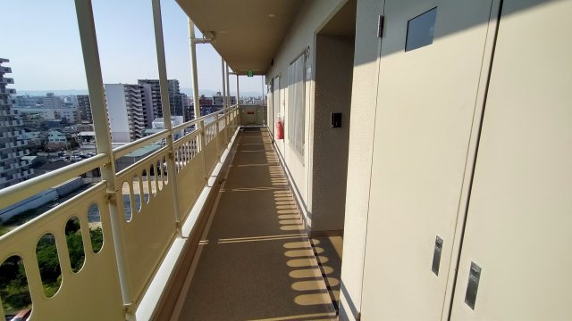 ルネ旭公園のその他共用部分|玄関前通路です。