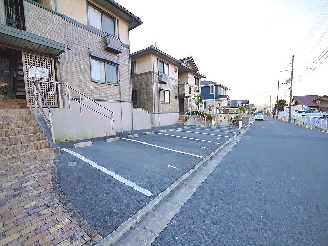 プレミール　クニミ　Ｂ棟の駐車場