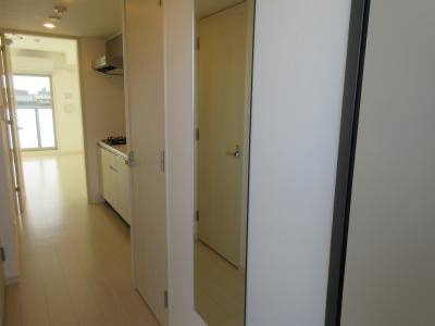 アドバンス京都アリビオの内装|玄関から（姿見有）