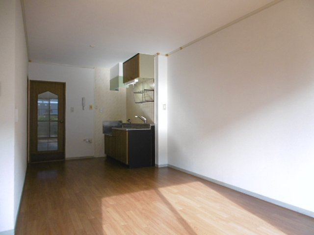 アーバンライフ津福【10,000円キャッシュバック対象物件】の居間・リビング|ゆったりとした居間です