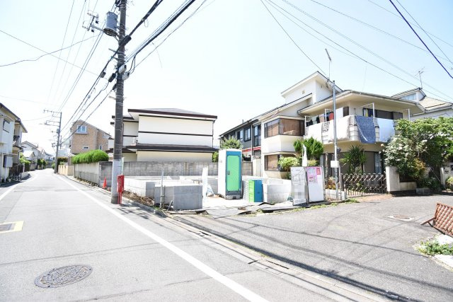 【前面道路含む現地写真】 | ～広々20.5帖のLDK ゆったり過ごせる５LDK～ | ～広々20.5帖の大型LDK　ゆったり過ごせる５LDK～
■陽当り良好の東南角地
■水廻りワンフロア集約で生活動線良好
■テレワークでも安心の５LDK