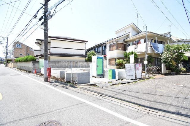 【前面道路含む現地写真】 | ～広々20.5帖のLDK ゆったり過ごせる５LDK～ | ～広々20.5帖の大型LDK　ゆったり過ごせる５LDK～
■陽当り良好の東南角地
■水廻りワンフロア集約で生活動線良好
■テレワークでも安心の５LDK